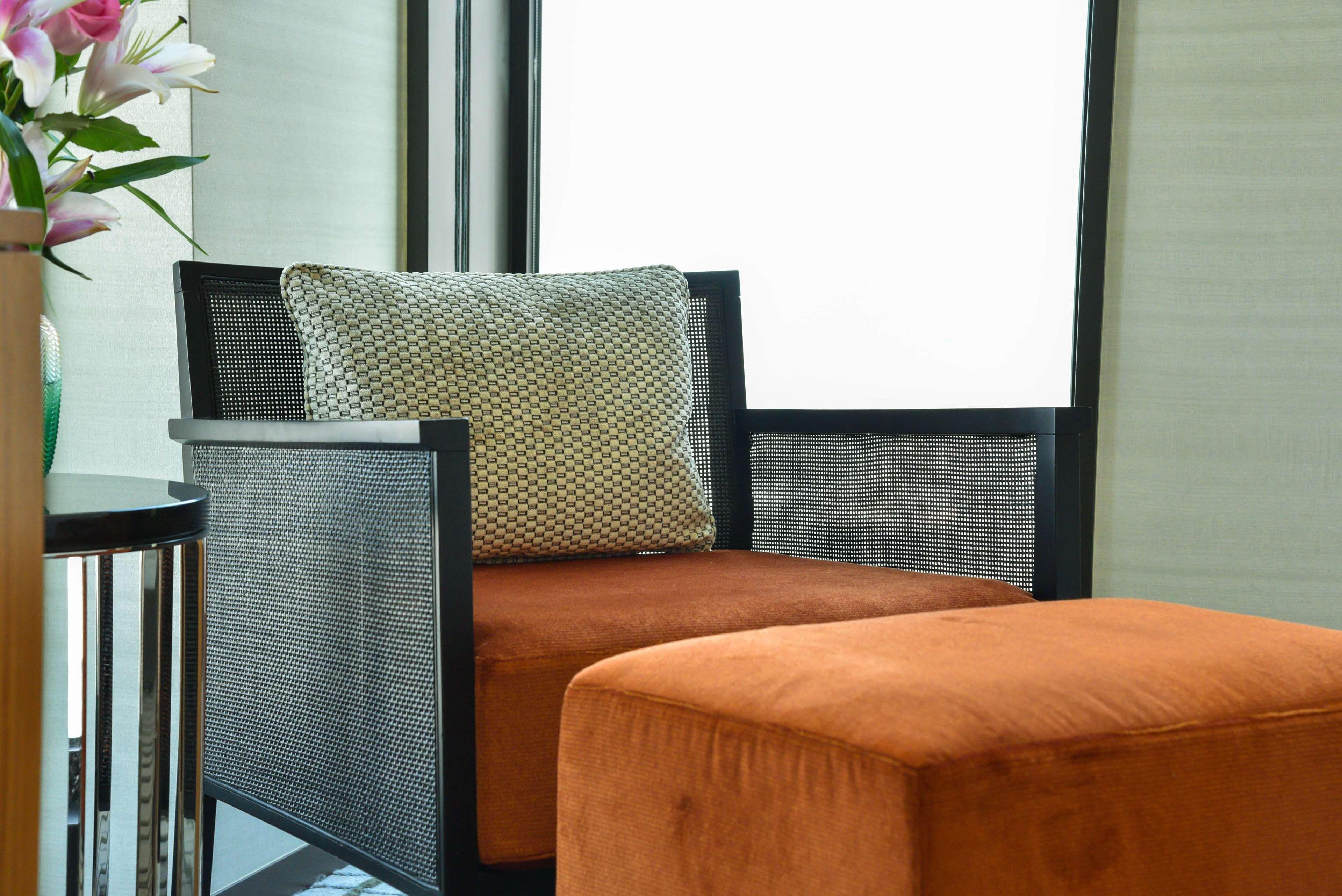 Park Hyatt Doha Hotel Ngoại thất bức ảnh A chair with a cushion